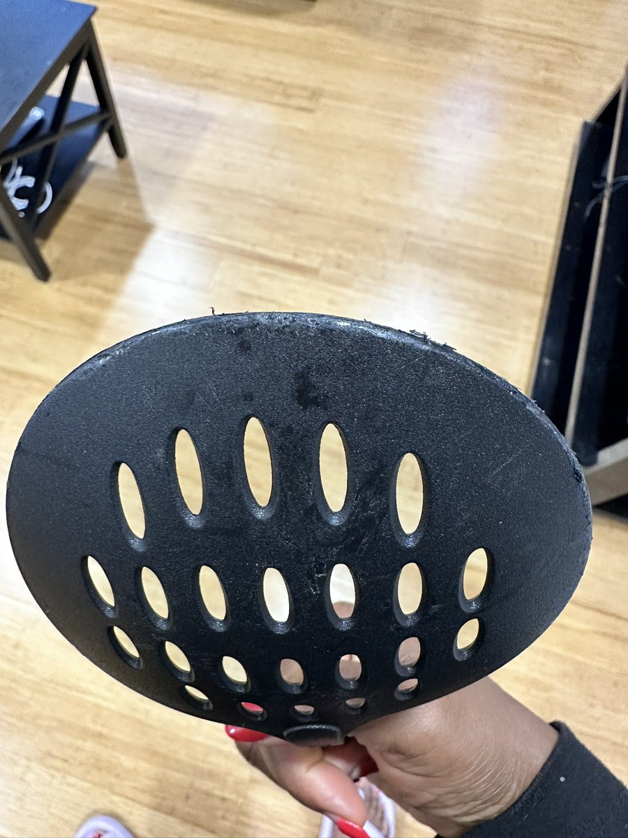 General_Oluchi's tweet photo. If you use this type of plastic utensils, throw them away and get stainless utensils instead. If you have non-stick cookware, you can use wooden spoons instead. The edges of the plastic utensils melt under heat especially when frying, and it gets into your food. You are eating plastic pieces.