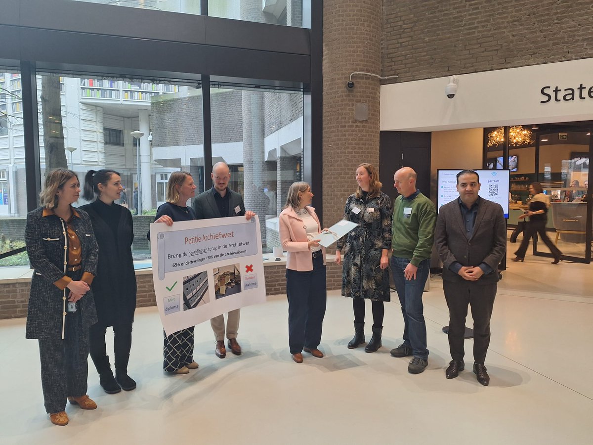 Het Brabants Historisch Informatie Centrum (BHIC) heeft vandaag de petitie 'Breng de opleidingseis terug in de Archiefwet' aangeboden aan leden van de commissie <a href="/OCW_TK/">Vaste Commissie OCW Tweede Kamer</a>.