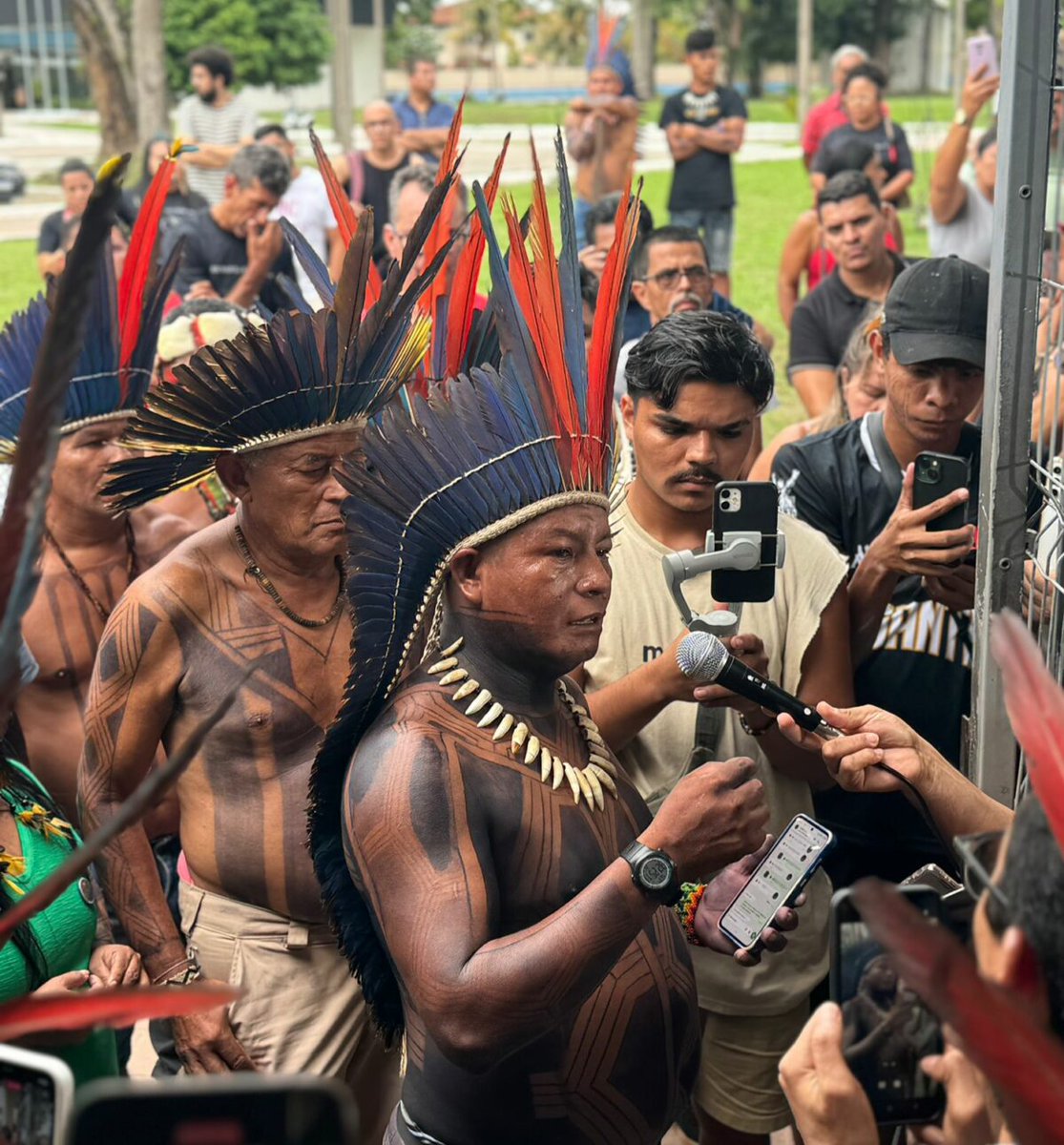 Todo apoio e ampliar a solidariedade política e material aos indígenas do Pará na luta contra o desmonte da educação indígena, projeto do governo <a href="/helderbarbalho/">Helder Barbalho</a>, filhote neoliberal do clã Barbalho. Denunciar a farsa da @COP30Amazonia, cop de sangue e devastação ambiental do Pará