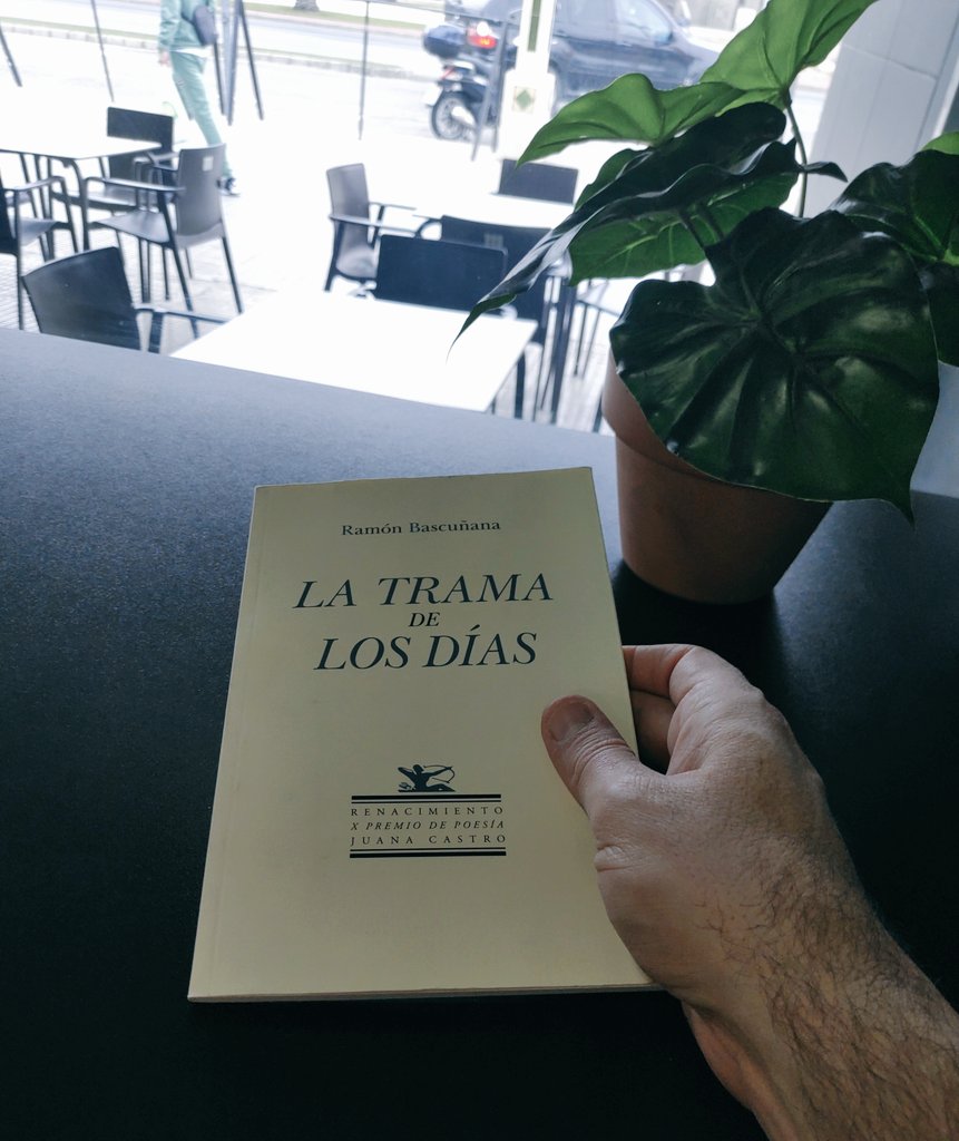Leyendo a Ramón Bascuñana en la Estación de tren Elche Park.