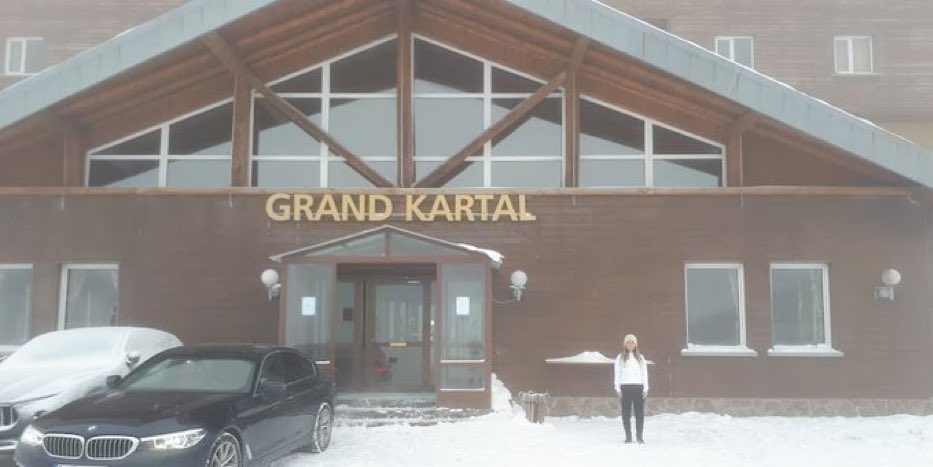 KimeMuhalif's tweet photo. Ölen vatandaşlarımıza Allah’dan rahmet, yaralılara da acil şifalar diliyorum. 
Millet can derdiyken hiç bir şey olmamış gibi kayak yapanları Allah’a havale ediyorum. https://t.co/VdIxbGncXk