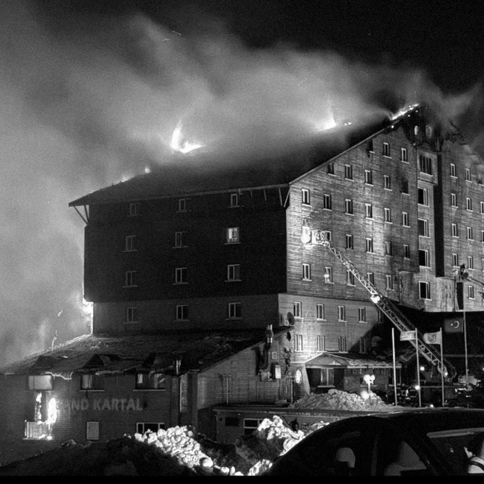 #SONDAKİKA

Bolu’daki otel faciası sebebiyle Türkiye genelinde 1 GÜNLÜK yas ilan edildi.