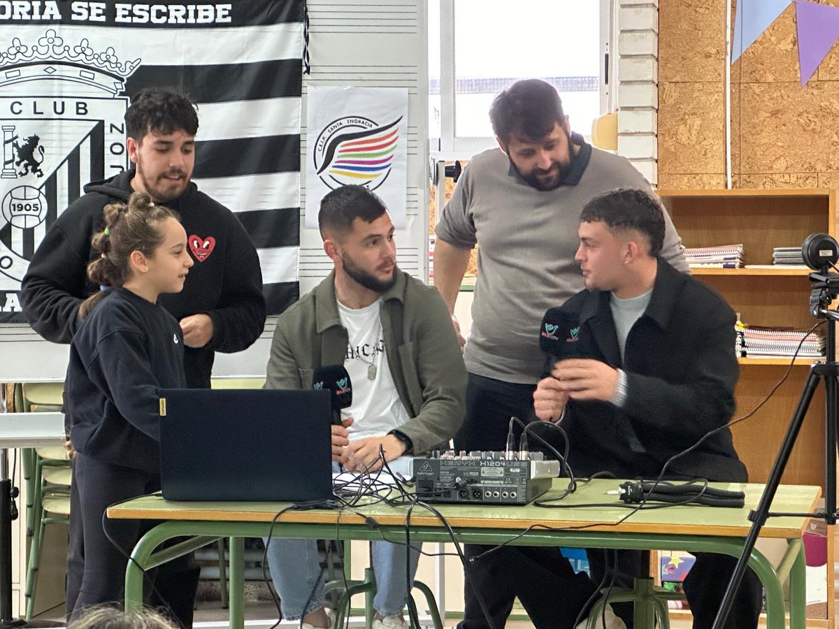 Danielito (@daniisoleto_) on Twitter photo 🏫 Hoy ha tocado ir al Colegio Santa Engracia con los más pequeños.
🖥️ Hemos hecho un directo con ellos y se han pasado <a href="/jmbermudezzz/">JMBermudezzz</a> y <a href="/_daanicb/">Dani Cordero</a>.
🫂 Gracias a todos los profes del cole, a sus niños y también al <a href="/CDBadajoz/">CD Badajoz</a>.
🥹 Este tipo de cosas llenan y no sabéis cuánto. 🏫 Hoy ha tocado ir al Colegio Santa Engracia con los más pequeños.
🖥️ Hemos hecho un directo con ellos y se han pasado <a href="/jmbermudezzz/">JMBermudezzz</a> y <a href="/_daanicb/">Dani Cordero</a>.
🫂 Gracias a todos los profes del cole, a sus niños y también al <a href="/CDBadajoz/">CD Badajoz</a>.
🥹 Este tipo de cosas llenan y no sabéis cuánto.