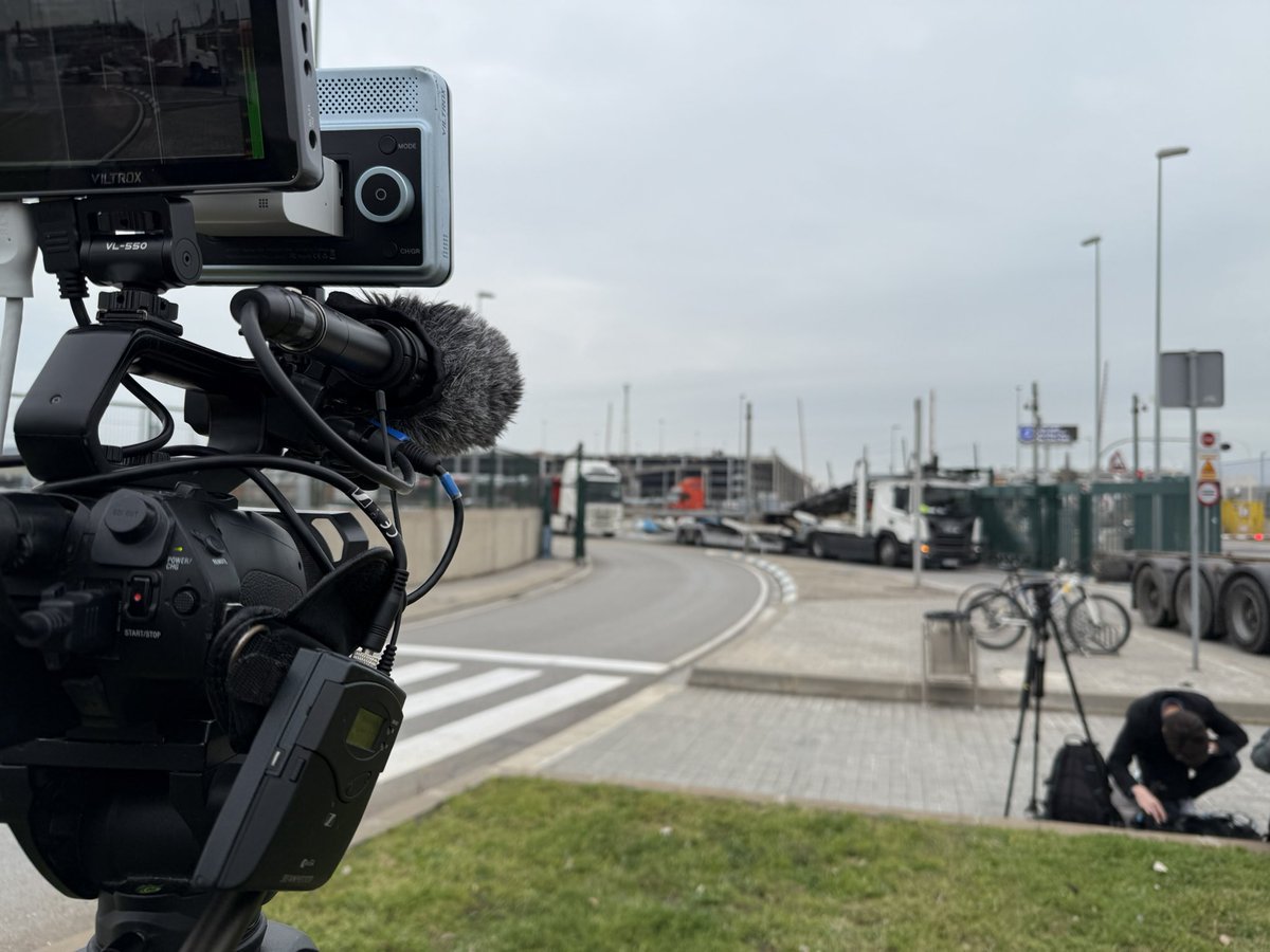 🔴 Un muerto y cuatro heridos en una explosión en el Port de Barcelona. Cobertura en directo para <a href="/MananerosTVE/">Mañaneros 360</a> con <a href="/paulaflorees14/">Paula Flores</a>