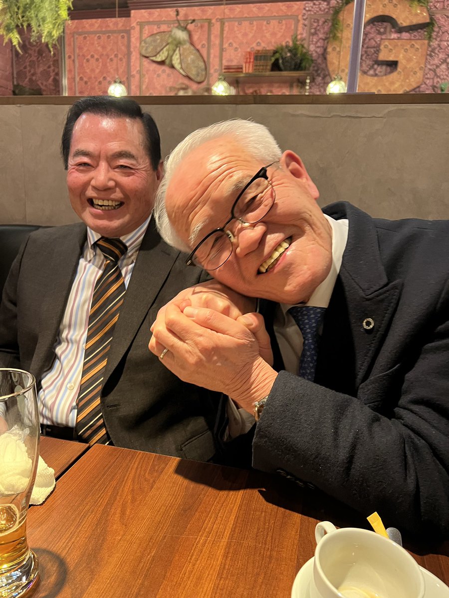s_koboshi's tweet photo. 本日は楽しい生配信ありがとうございます😊
プレゼント企画もしてますので是非応募してくださいね♪
ミリオンヘアーの阿部社長の手もとってもスベスベで思わず手を握ってパシャリ📷✨
阿部リポーターともパシャリ📷✨ https://t.co/2oWRoNVFdt