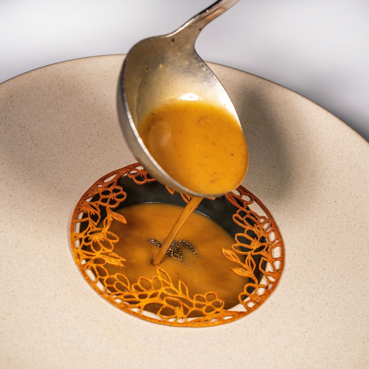 Rest_Calenric's tweet photo. Sopa d'au. Sopa de caça, galeta de ceps, tòfona
•
Sopa de ave. Sopa de caza, galleta de setas, trufa
•
Poultry soup Game soup, mushroom biscuit, truffle
#calenric #restaurantcalenric #valldebianya #estrellamichelin #guiamichelin #oad2024 https://t.co/4W08OKpFbZ