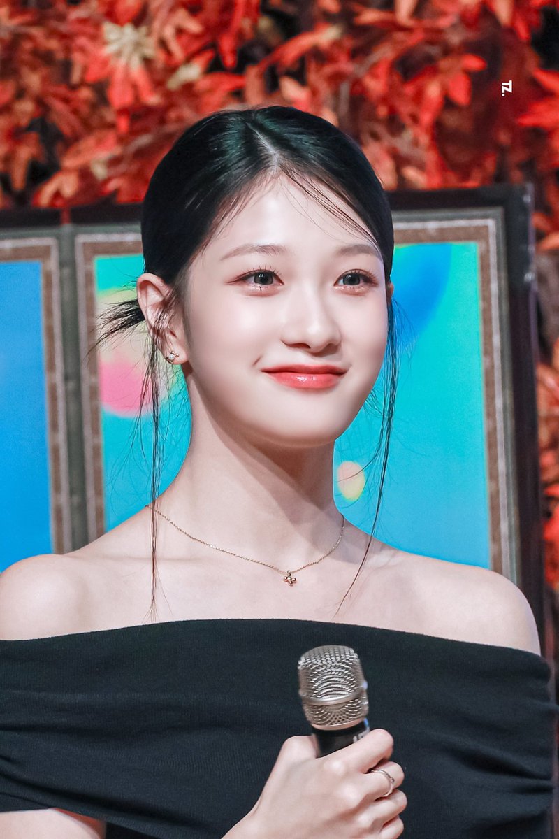 TOP100KPOP's tweet photo. Happy 25th birthday to FROMIS_9's SEOYEON! https://t.co/q6g7NfsLmj