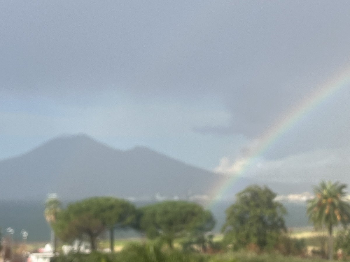 Arcobaleno ora nel cielo di Castellammare di Stabia, con il Vesuvio sullo sfonda (visto da Palazzo Farnese, sede del Municipio)