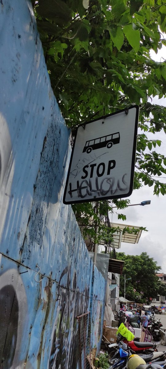 TreeDee28's tweet photo. @PT_Transjakarta Tolong plang Bus stop jaklingko di samping playoper Pasar pagi Asemka di ganti karena  cuma nempel di pagar, banyak supir tidak mau ngambil penumpang alasannya tidak di bus stop. Juga dibenahi ke displinan   supir jaklingko 118 yang ngebut ugal-ugalan mengemudi nya https://t.co/UYzMvGNgx6