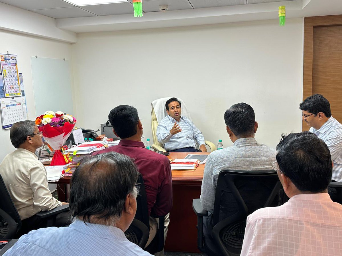सागरी सुरक्षा व अनधिकृत मासेमारीवर नजर ठेवण्यासाठी 9 जानेवारी पासून ड्रोन प्रणालीचा शुभारंभ करण्यात आला होता. आज अचानक या ड्रोन प्रणालीच्या मुंबई येथील नियंत्रण कक्षाला भेट देऊन कामकाजाचा आढावा घेतला.
<a href="/NiteshNRane/">Nitesh Rane</a>