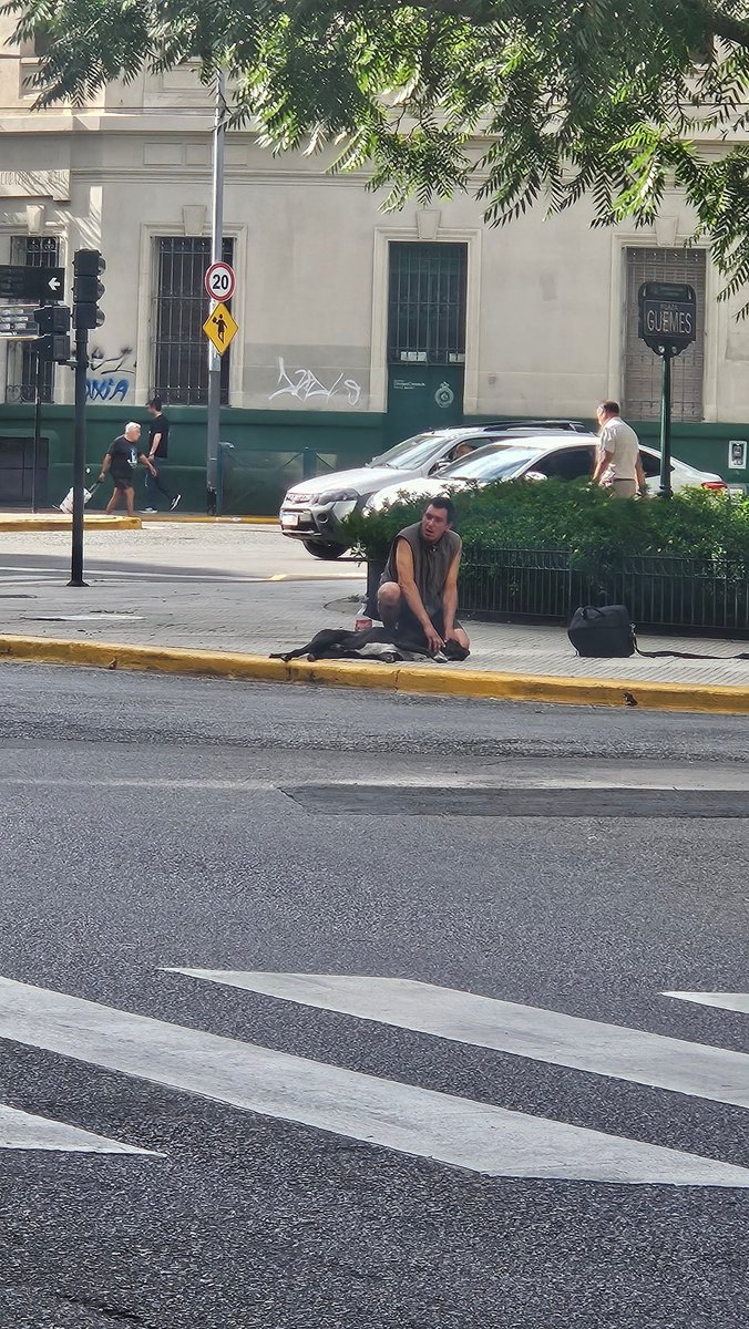 VintageReciclad's tweet photo. Vinimos a la plaza como siempre y terminamos haciendo la denuncia por maltrato animal.
Lo cagó a trompadas a su perro.
Logramos que al perro se lo lleve un vecino, primero a  la veterinaria , para control
Luego le buscaremos tránsito y familia. https://t.co/oS9RPJ5Azo