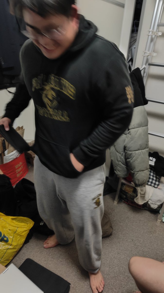 PALADINS_QB7's tweet photo. スクワット190kg上げて、俺ん家に自慢しに来て、足臭すぎて足裏に香水かける、OL#77とうご君 https://t.co/dDrEtqnNNZ