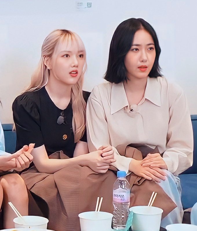 daydreameryuna's tweet photo. Some things don't ever change change change 🎶🎵

Sinb and her coat/jacket on Yerin 💕 #SinRin https://t.co/Qdtgb70T69