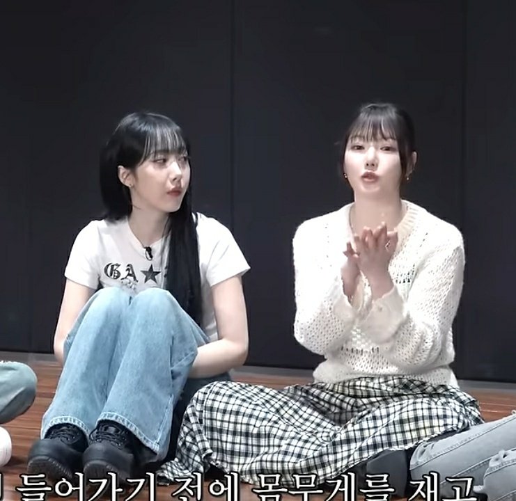 daydreameryuna's tweet photo. Some things don't ever change change change 🎶🎵

Sinb and her coat/jacket on Yerin 💕 #SinRin https://t.co/Qdtgb70T69