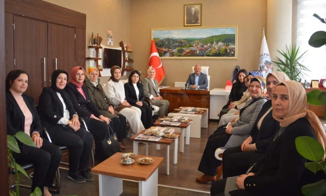dere_kad's tweet photo. Bugün sayın Belediye Başkanımız Mehmet Demir'i makamlarında Kavaklıdere Kadın Kolları Yönetimimiz ile birlikte  ziyarette bulunduk .Bizleri ağırladığı için teşekkür ederiz. https://t.co/wSpId8aVpp
