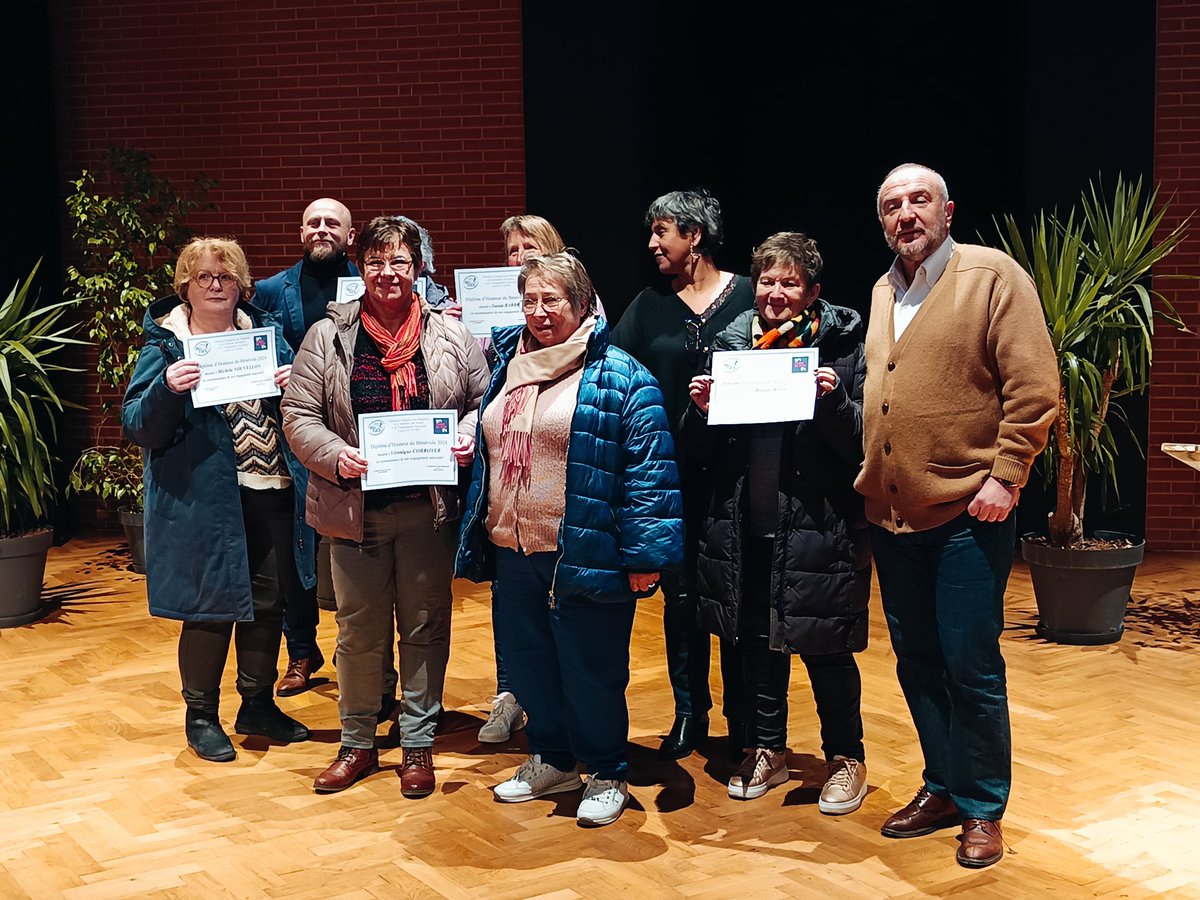 rersvaldereuil's tweet photo. Le #RERS remercie la municipalité et Monsieur le Maire Marc-Antoine Jamet @MA_Jamet , pour ses récipiendaires. Un diplôme mérité pour ces personnes méritantes et bienveillantes. @BalutBenoit @BalutBeatrice https://t.co/MackNXF7jy