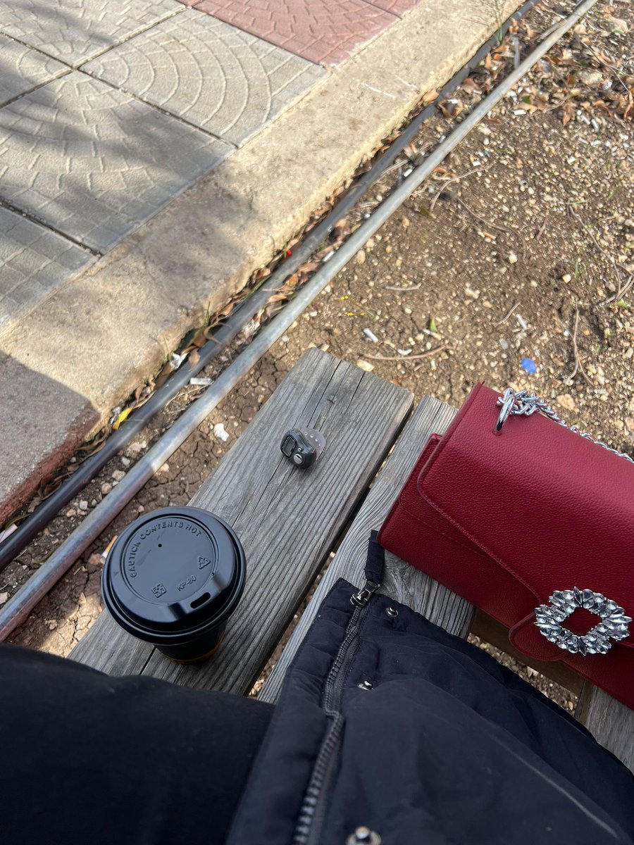 البنت يلي نسيت مسبحتها عند كراسي كليه الطب اخذتها و رح اسبح عني و عنك 💗💗💗🤏🏻