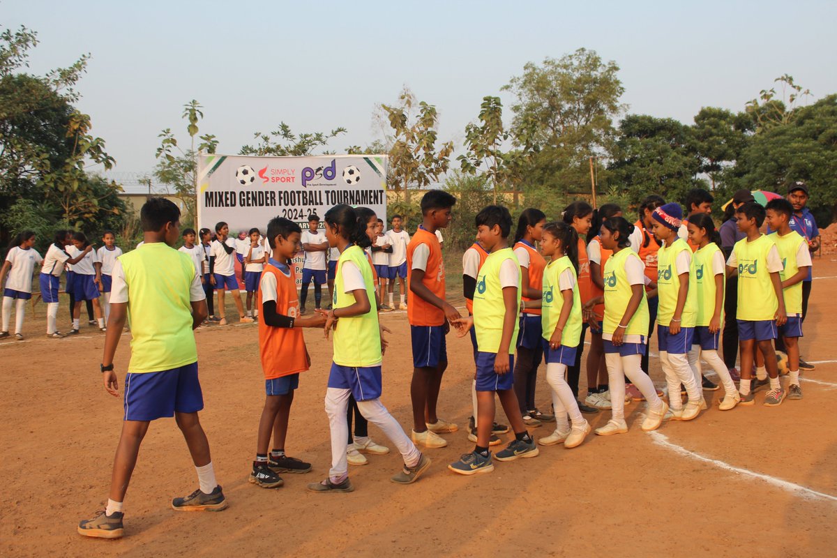 ProSportDev's tweet photo. On 19th Jan, our Bhubaneshwar team, supported by @_SimplySport, hosted a Mixed-Gender Football Tournament with 144 players. The event also had 25 parents and 12 teachers, who joined in fun football games and activities. A celebration of inclusion and the joy of sport! https://t.co/2xwU8sF0Sl