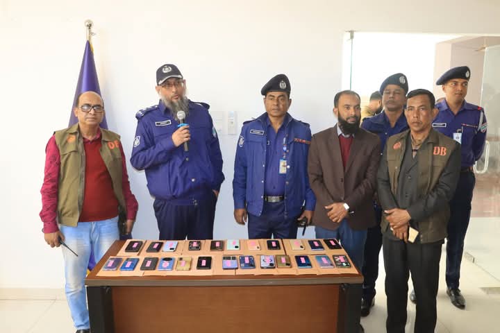 নড়াইলে হারিয়ে যাওয়া পঁচিশটি মোবাইল উদ্ধার প্রকৃত মালিকদের নিকট হস্তান্তর