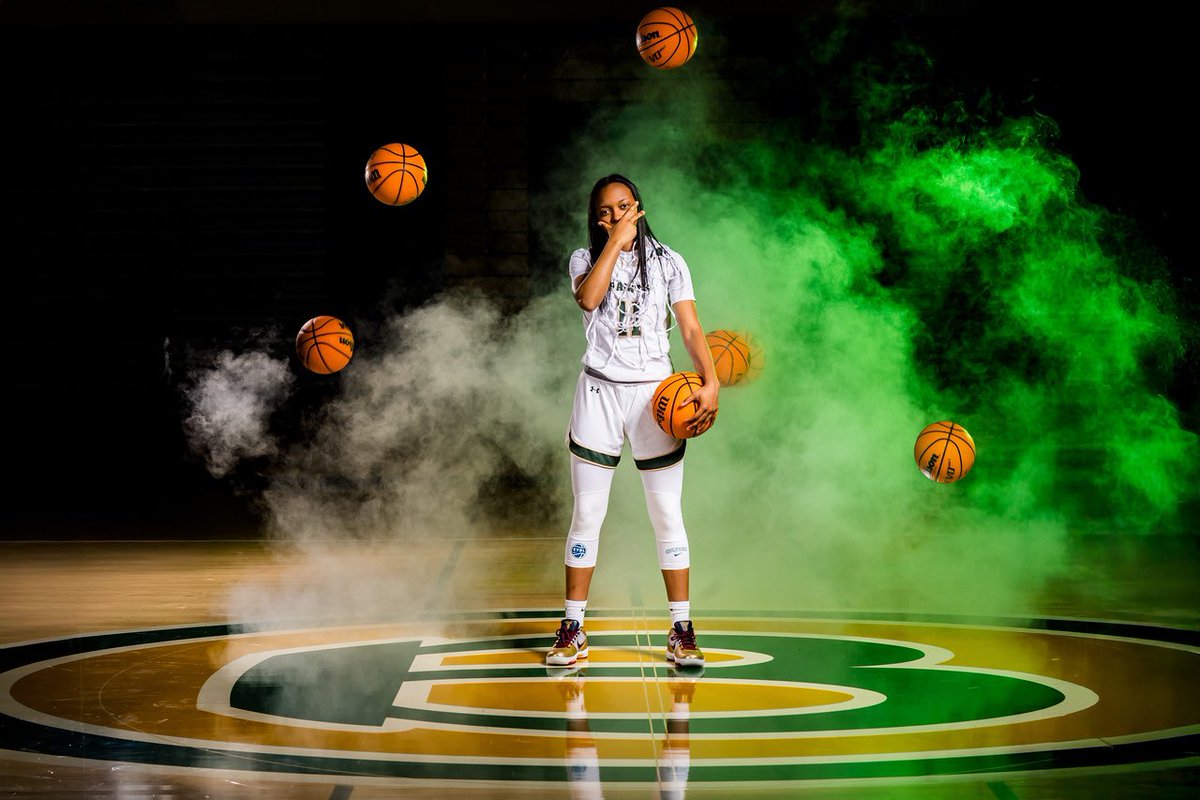 WeddingsByDay's tweet photo. About Last night …. 

Out with strep throat for a week. 
Came back today and played only 8 mins 

16 points 
2 assists 
1 steal 
2 Rebounds 

She was 8 for 8 from the field 💪🏽
@paigewhitted 

#GodsPlan #covered #cincybound https://t.co/8jNM0IWpMO