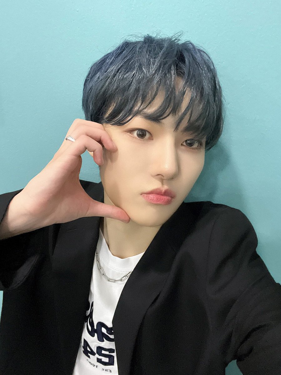 xikers_official's tweet photo. [#정훈] 🩵🖤🩵🖤 
#xikers #싸이커스 https://t.co/qI29QlaIO7