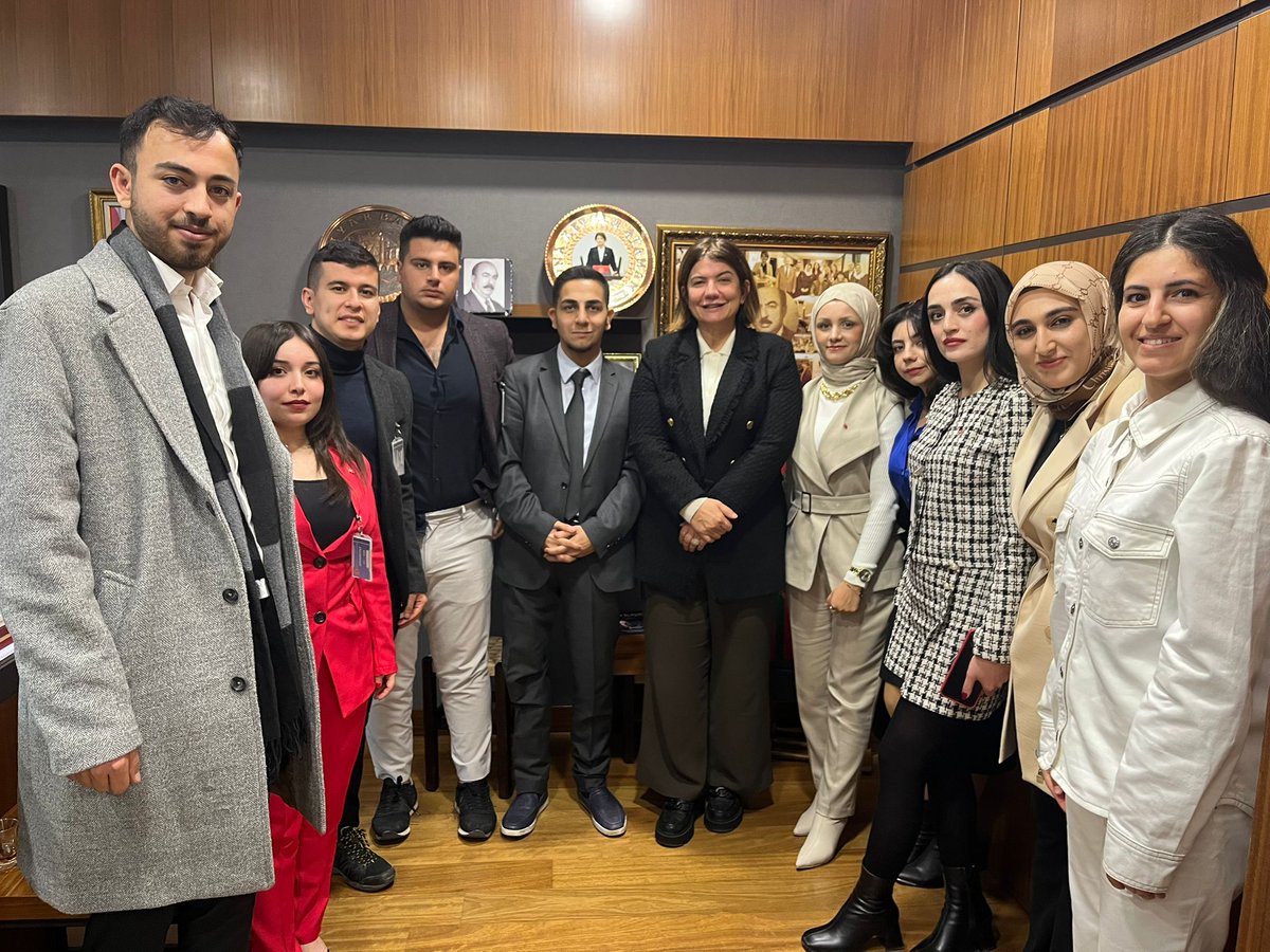 Kepoluasuna's tweet photo. 📍Türkiye Büyük Millet Meclisi 

Dicle Üniversitesi Öğrencilerini Gazi Meclisimizde ağırladık.

Cumhurbaşkanımız Sayın Recep Tayyip Erdo��an’ın liderliğinde 2002’den bugüne dek her alanda olduğu gibi eğitim alanında da önemli mesafeler aldık.

Geleceğimizin teminatı kıymetli gençlerimize nazik ziyretleri için teşekkür ediyorum.

📍Meclisa Neteweyî ya Mezin a Tirkiyeyê

Xwendekarên Zanîngeha Dîcleyê li Meclisa me ya Gaziyê mazûvanî kirin.

Di bin Serokomarê me Birêz Recep Tayyîp Erdogan de ji sala 2002yan û vir ve di warê perwerdehiyê de me pêşketineke girîng bi dest xist.

Ez ji bo serdana me ya hêja spasiya ciwanên me dikim.

@TBMMresmi
@dicleuni1973