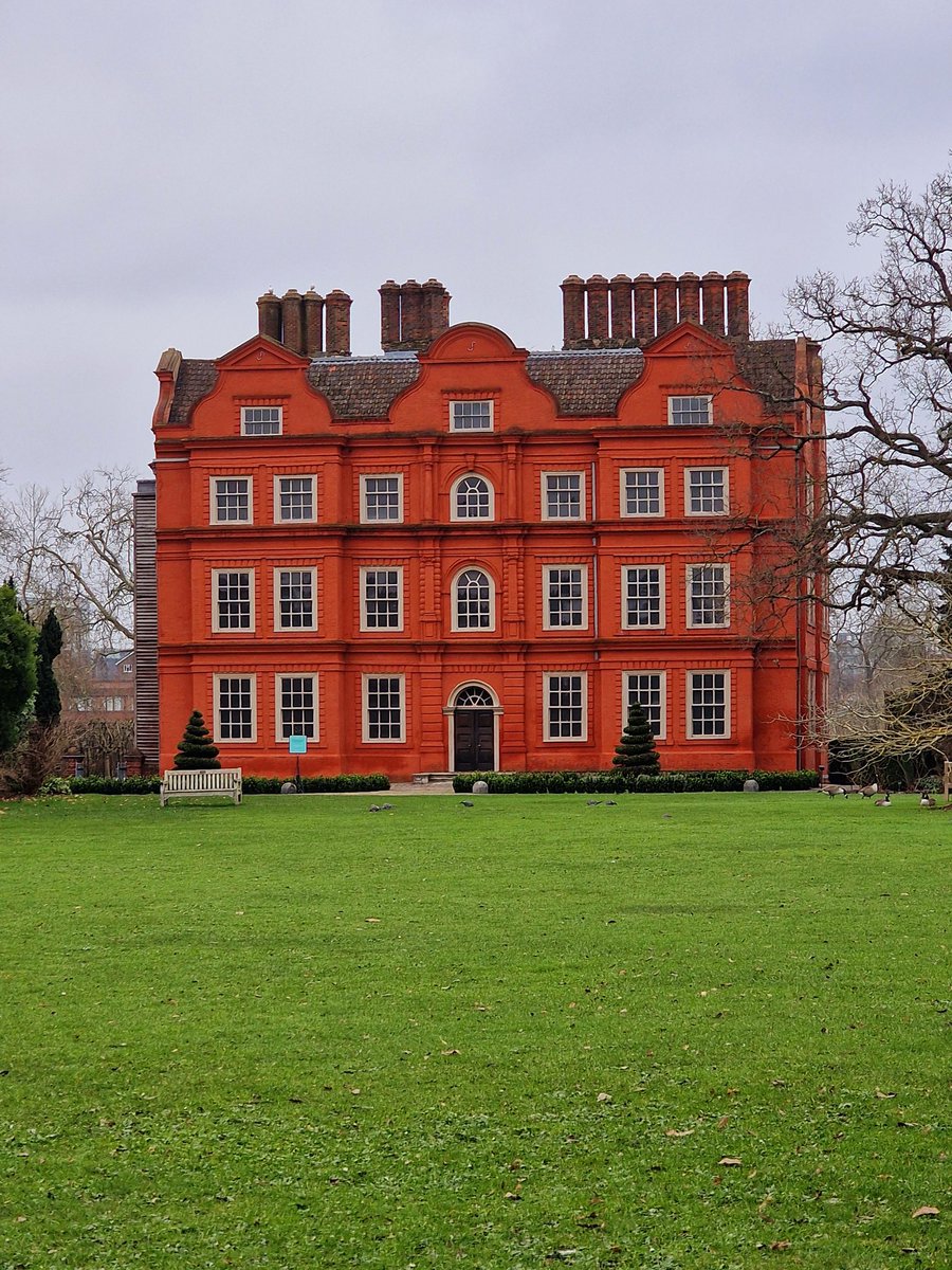 OrcusSand12345's tweet photo. Relaxing afternoon ♥️🥰 
#kewgarden #fox #redfox #beautifulhome #GardeningX #animals https://t.co/Aj5niYAjef