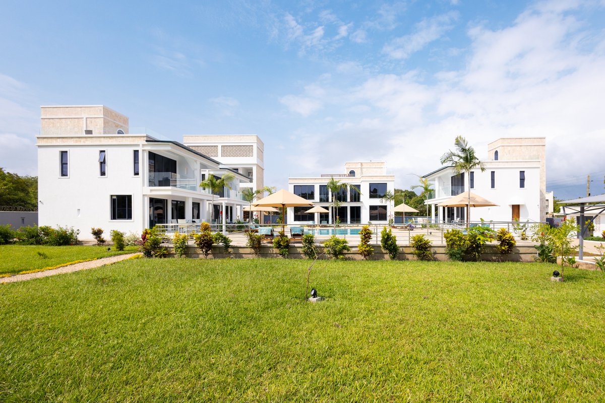 AmkiaVillas's tweet photo. Welcome to Amkia Villas – your dream getaway in the heart of Diani! 

Dive into luxury with a stunning swimming pool, serene gardens, and a cozy rooftop lounge perfect for sunsets. 

Follow us for a sneak peek into your next vacation!

#AmkiaVillas #Mombasa #diani #Kenya https://t.co/aYvzASgxIL