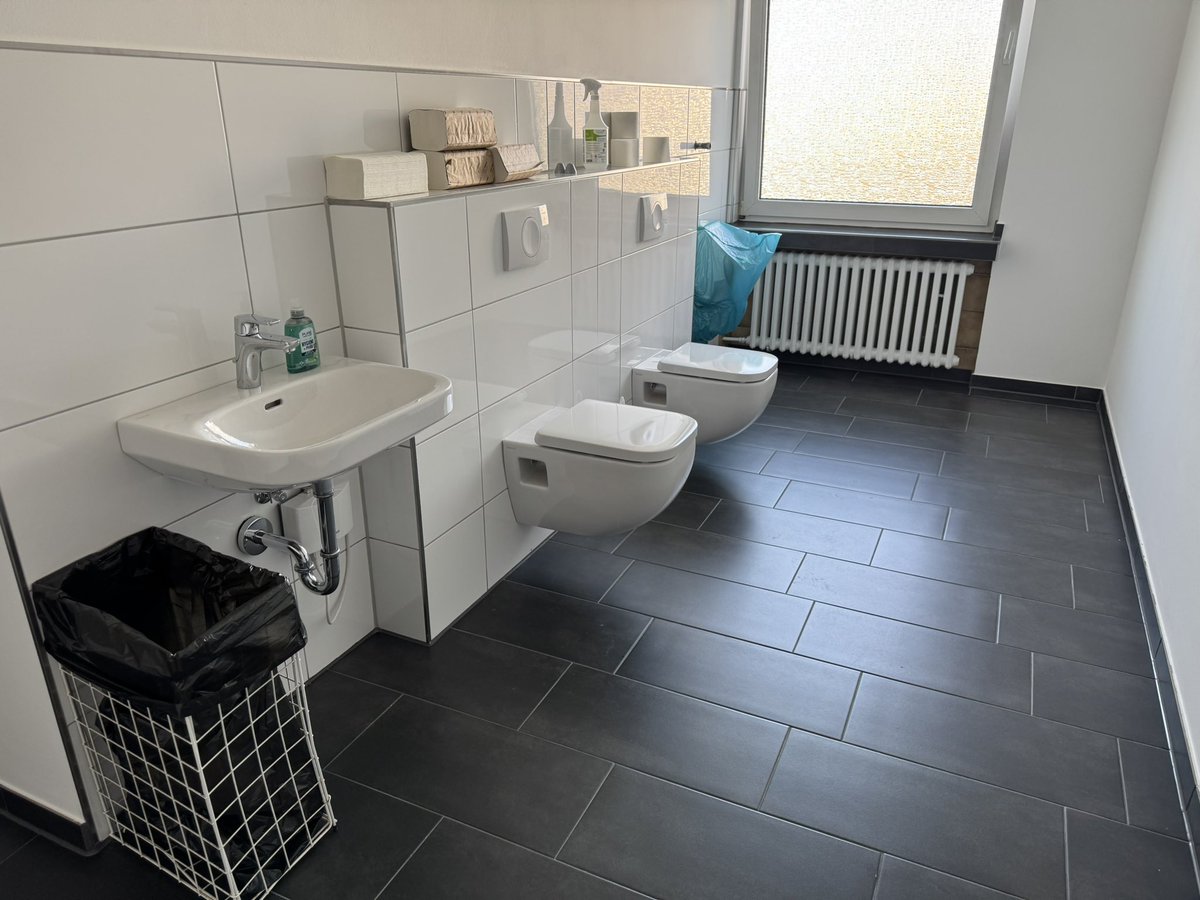 Basterd4y's tweet image. Das neue Büro für die Mitarbeitergespräche - auf Augenhöhe! 🥴