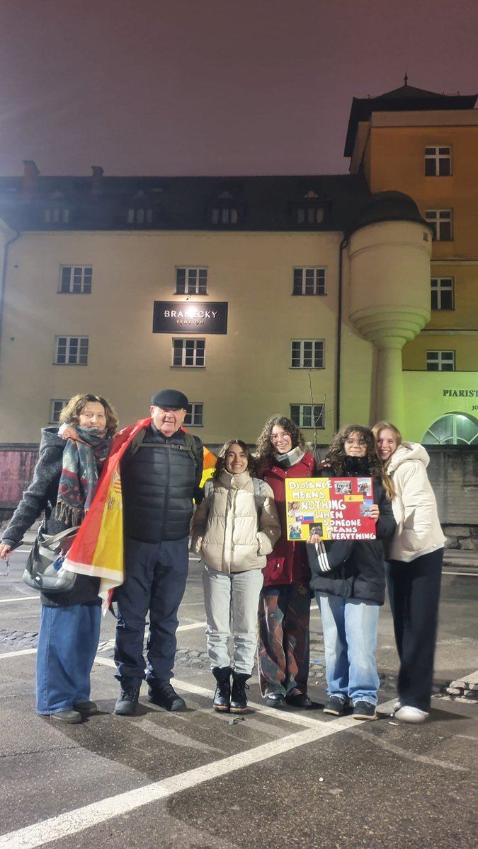 Nuestro compañero Paco Gil está en Eslovaquia con dos alumnas de 1° bachillerato : Laila y Helena, que van a tener allí una estancia de larga duración, concretamente en Trencin
Paco se volverá en una semana y dará clases magistrales sobre nuestro patrimonio. 
¡Buena estancia!