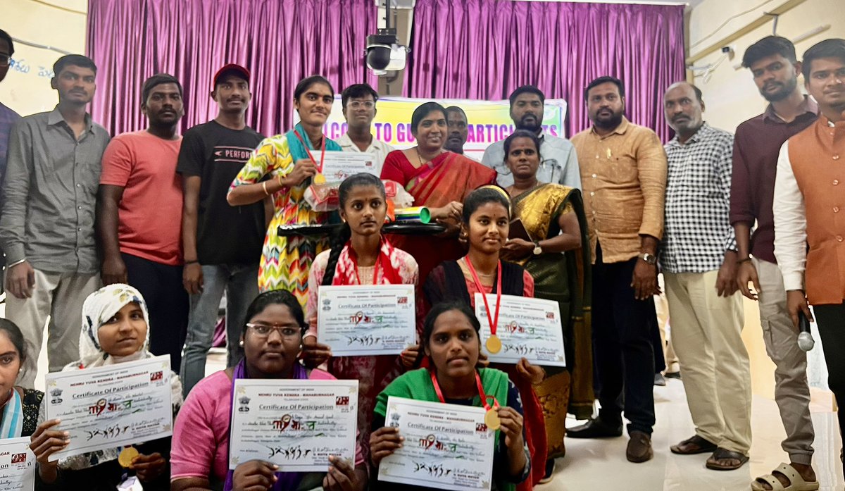 Shiva_kumarG5's tweet photo. Enthusiasm among youth with sports
Distribution of sports kits to the winners Swami Vivekananda Seva Team,My Bharat District Youth Sports Department organized Block Level Sports Competition in Government Model Degree College.#mybharat #swamivivekanandasevabrundam https://t.co/Zr3HRuzAVN