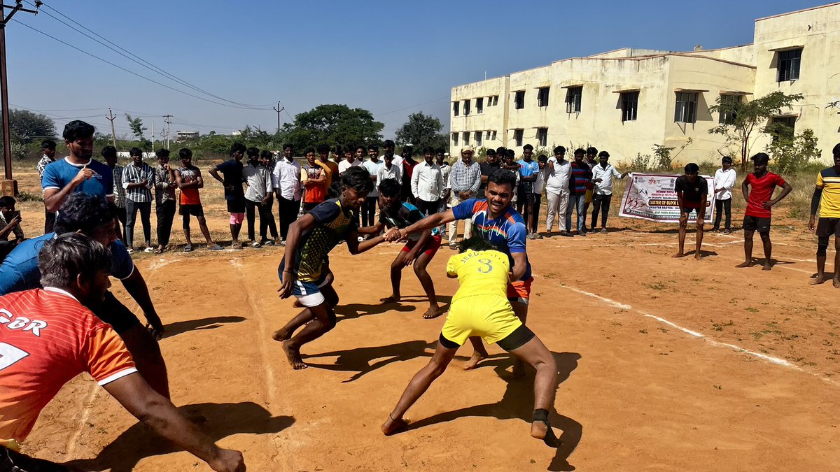 Shiva_kumarG5's tweet photo. Enthusiasm among youth with sports
Distribution of sports kits to the winners Swami Vivekananda Seva Team,My Bharat District Youth Sports Department organized Block Level Sports Competition in Government Model Degree College.#mybharat #swamivivekanandasevabrundam https://t.co/Zr3HRuzAVN