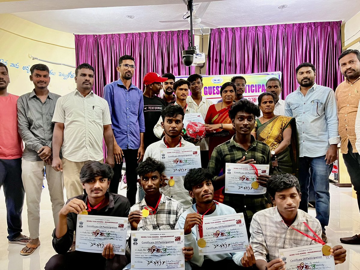 Shiva_kumarG5's tweet photo. Enthusiasm among youth with sports
Distribution of sports kits to the winners Swami Vivekananda Seva Team,My Bharat District Youth Sports Department organized Block Level Sports Competition in Government Model Degree College.#mybharat #swamivivekanandasevabrundam https://t.co/Zr3HRuzAVN