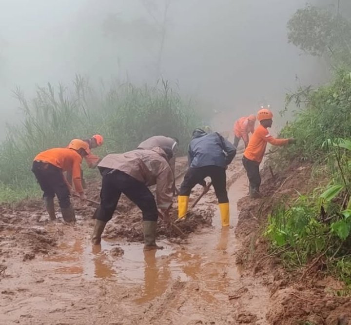 Update Pukul 19:00 WIB
BENCANA BANJIR DAN TANAH LONGSOR DI KAB. PEKALONGAN

    Dipicu oleh hujan dengan intensitas tinggi dan kondisi tanah yang labil, menyebabkan terjadinya longsor pada hari Senin 20 Januari 2025, Pkl. 17.30 WIB. Longsoran menimbun beberapa rumah, cafe serta