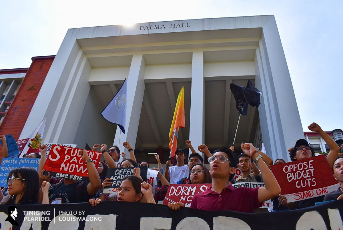 tinigngplaridel's tweet photo. IN PHOTOS: Students from various units and formations gathered at the Palma Hall steps to open the second semester with the #FirstDayRage mobilization earlier today, Jan. 21.

#NoToBudgetCuts
#WeNeedSpace https://t.co/0OoFhmRbn6