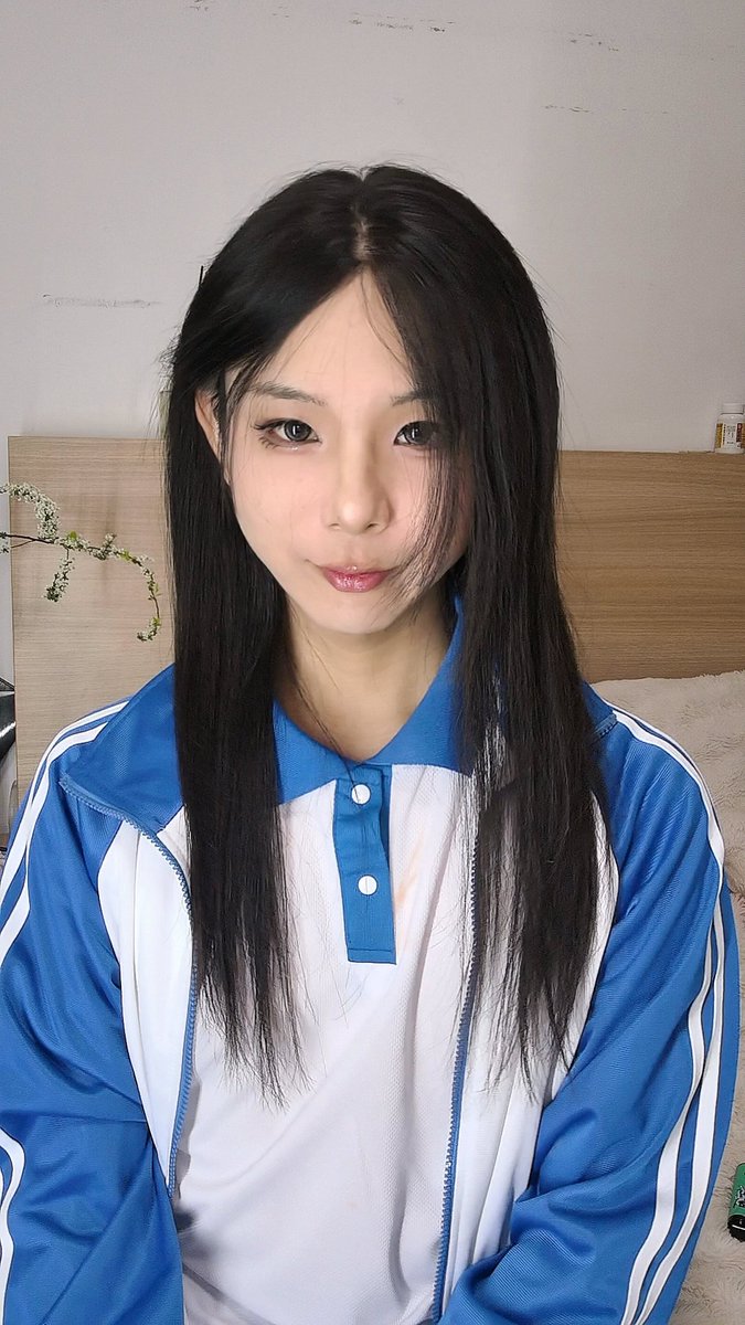 所以哪有男娘一开始就好看的呀
图一：19年刚刚读研，女装3个月
图二：25年 研究生毕业 工作三年半 https://t.co/p1xU8ZK3NH