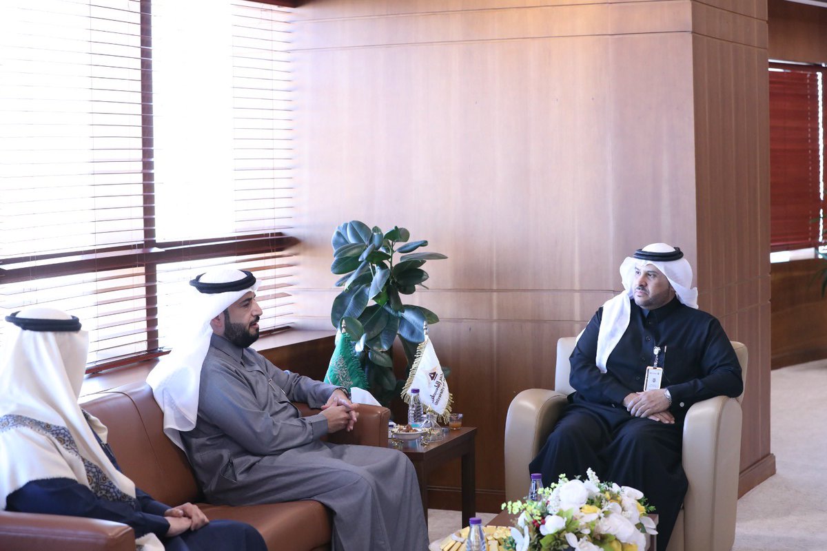 في إطار التعاون المشترك بين #جامعة_حفر_الباطن ونادي #الباطن في المجال الرياضي.
 
استقبل سعادة رئيس الجامعة أ.د. خالد بن باني الحربي رئيس مجلس إدارة نادي الباطن د. خالد الهويدي 
و د. سعود الدهمشي نائب الرئيس، لبحث سبل التعاون وتحقيق الأهداف المشتركة.