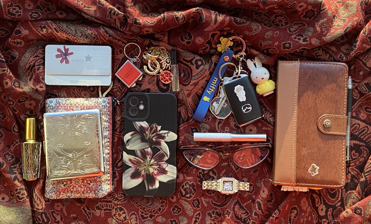 loeysmiffy's tweet photo. my everyday items https://t.co/66OiPOQNEg