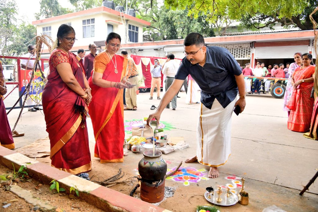Ananth_IRAS's tweet image. Belated Pongal celebrations organised by our office in ICF - pouring milk into the Pongal pot and feeding the bull! Lovely traditions in this festival, besides the delicious lunch! 🙂😋 #Pongal2025