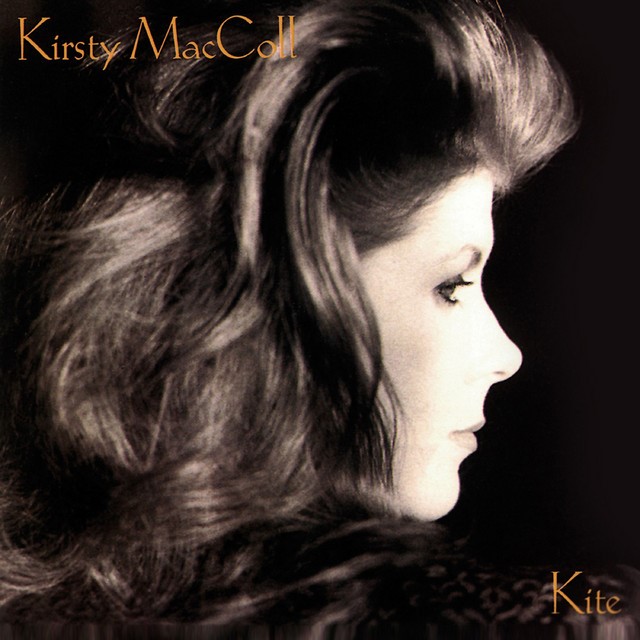“Fifteen Minutes (from ‘Kite') with its upbeat tempo and sardonic lyrics critiques the fleeting nature of fame and the superficiality of celebrity culture” 

A #KirstyMacColl top 10 picked by @mikepress 

toppermost.co.uk/kirsty-maccoll/