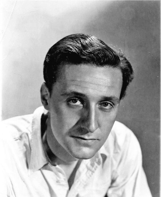 A young Patrick Macnee, long before his iconic role as John Steed in #TheAvengers. Elegance and charisma already in place!