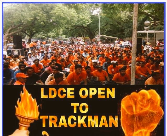 AmitKum36340716's tweet photo. चाहे आंधी-तूफान हो, सर्दी-गर्मी हो या बाढ़ हो, ट्रैकमैन कर्मचारी के कंधो पर भारतीय रेल 24 ��ंटे निर्भर करती है लेकिन इनकी मेहनत के बदले LDCE विभागीय परीक्षा में बैठने का मौका..
#Justice_For_Trackman #Ldce_Open_To_All
@RahulGandhi @PMOIndia  @AshwiniVaishnaw @vijaykbandhu @INCIndia https://t.co/udBGvCZEAn