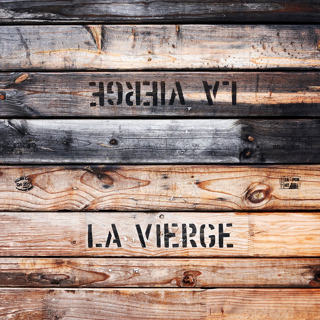 Each crate holds a story of passion, craftsmanship, and the Hemel-en-Aarde terroir. Discover the purity behind every bottle.
#LaViergeWines #PurityAndConviction #HemelEnAardeRidge