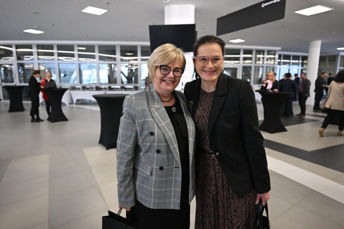 TKH_Teresa's tweet photo. 🌍 13. doroczne posiedzenie Konferencji Władz Lokalnych i Regionalnych Partnerstwa Wschodniego #CORELAP w @g2aarena.
🔹 Wśród tematów posiedzenia znalazły się m. in. kwestie dotyczące perspektywy dla Partnerstwa Wschodniego w nowym cyklu politycznym #EU.
#easternpartnership https://t.co/fO4PuqB371