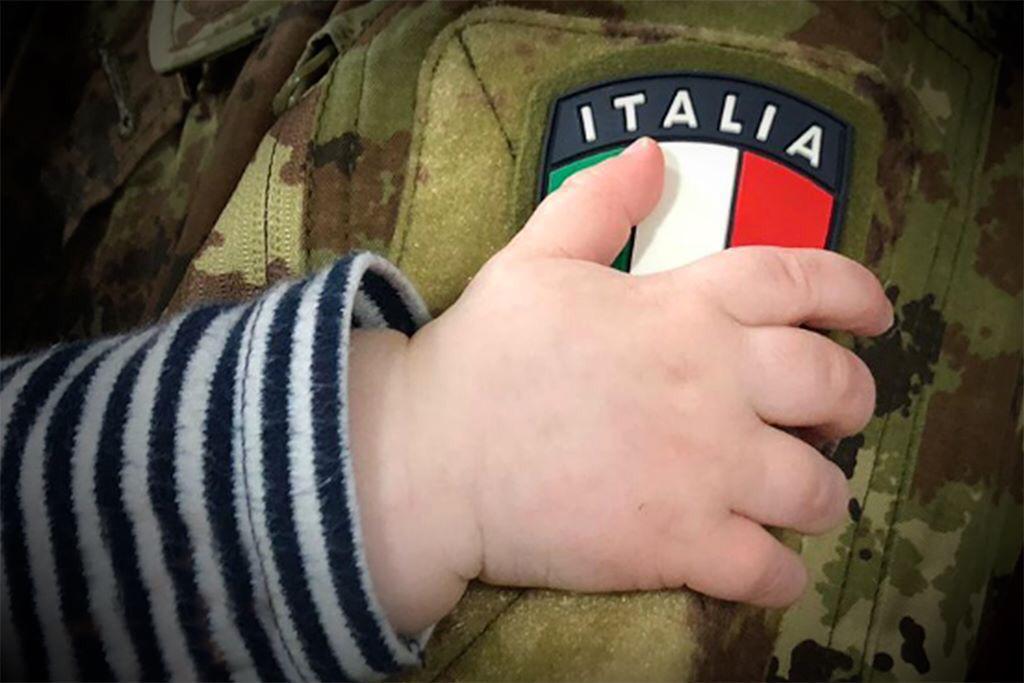 SM_Difesa's tweet photo. #21gennaio
#giornatamondialedegliabbracci
Un abbraccio non è solo un gesto di affetto, ma un simbolo di forza e solidarietà tra chi difende la pace, i suoi valori, la sua famiglia
#ForzeArmate🇮🇹
#UnaForzaperilPaese https://t.co/dzlfWVI2LW