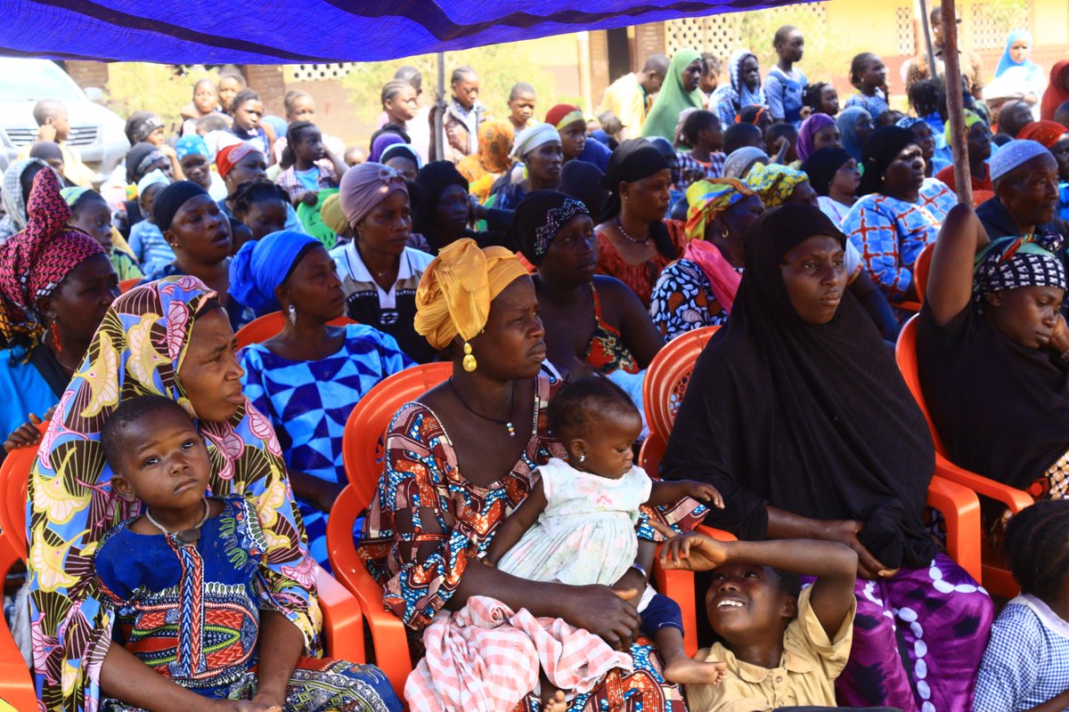 Lors notre remise des kits scolaires à Débélé, nous avons sensibilisé les parents sur l'importance de l'éducation, notamment celle des jeunes filles.

Nous avons insisté sur l'abandon des mariages précoces et la valorisation de l'éducation comme investissement pour l'avenir.