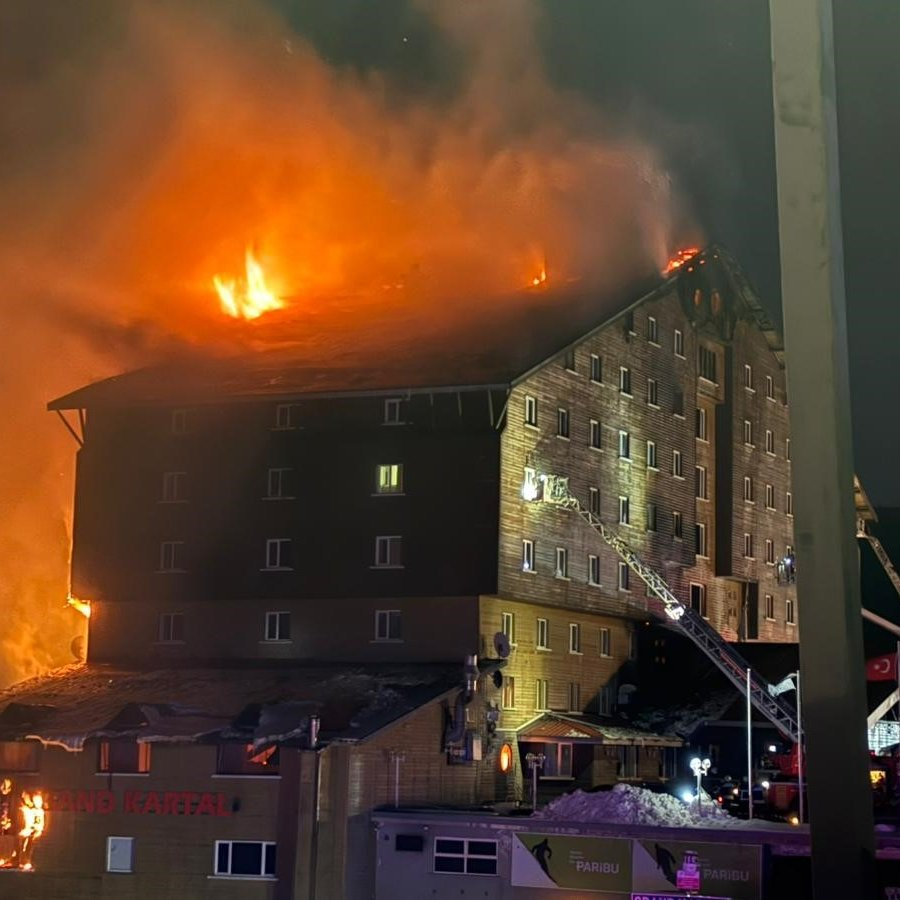 MichelleC_007's tweet image. 💜💜💜
Sad News 🗞:
 A fire engulfed an 11-story hotel at Kartalkaya Ski Resort in Türkiye’s Bolu province early Tuesday, killing 66 people and injuring 51 others.💜💜💜
My thoughts and prayers are with anyone affected by this fire.🙏❤️💔❤️
#bolukartalkaya #Bolu #TurkeyFire