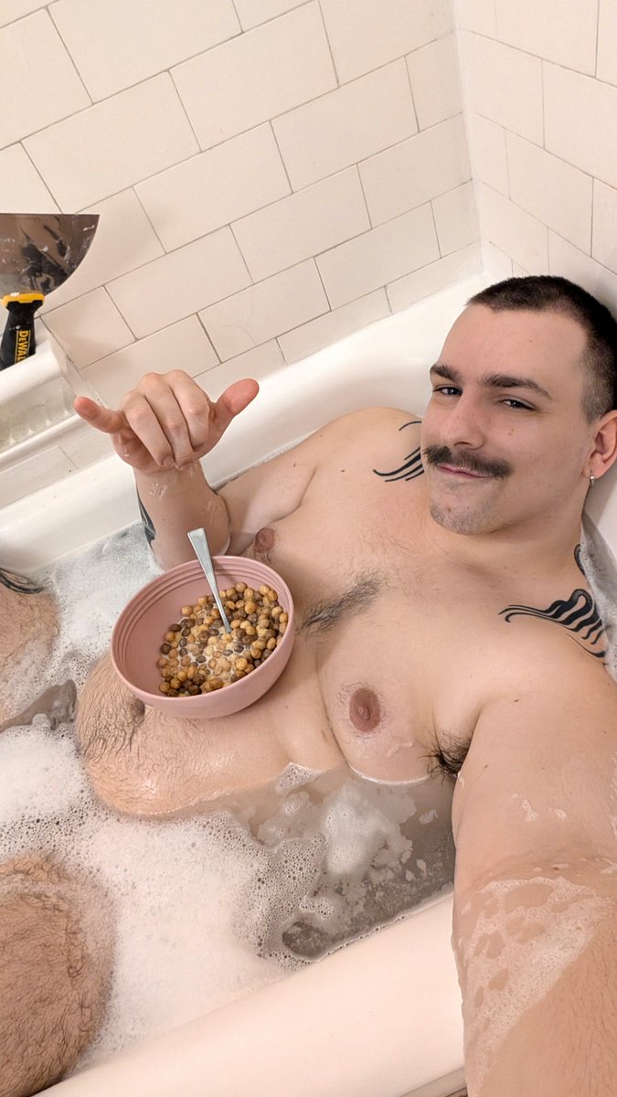 LocalNiceBoy's tweet photo. When ur a big boy they let you eat reese's puffs in the bath https://t.co/DDGZkuwuTQ