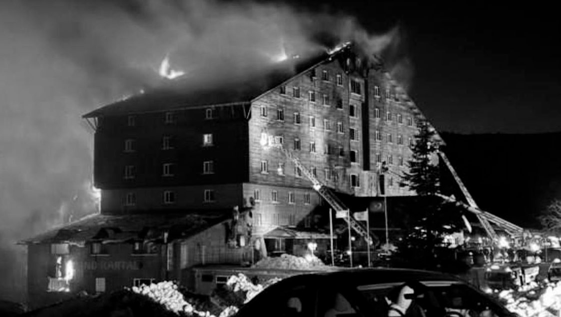 Bolu’da yaşanan yangında hayatını kaybedenlerin sayısının 66’ya, yaralı sayısının ise 51’e yükseldiğini derin bir üzüntüyle öğrenmiş bulunuyoruz.

Yangında hayatını kaybeden vatandaşlarımıza Cenab-ı Allah’tan rahmet, acılı ailelerine ve yakınlarına sabır diliyorum. Yaralılarımıza