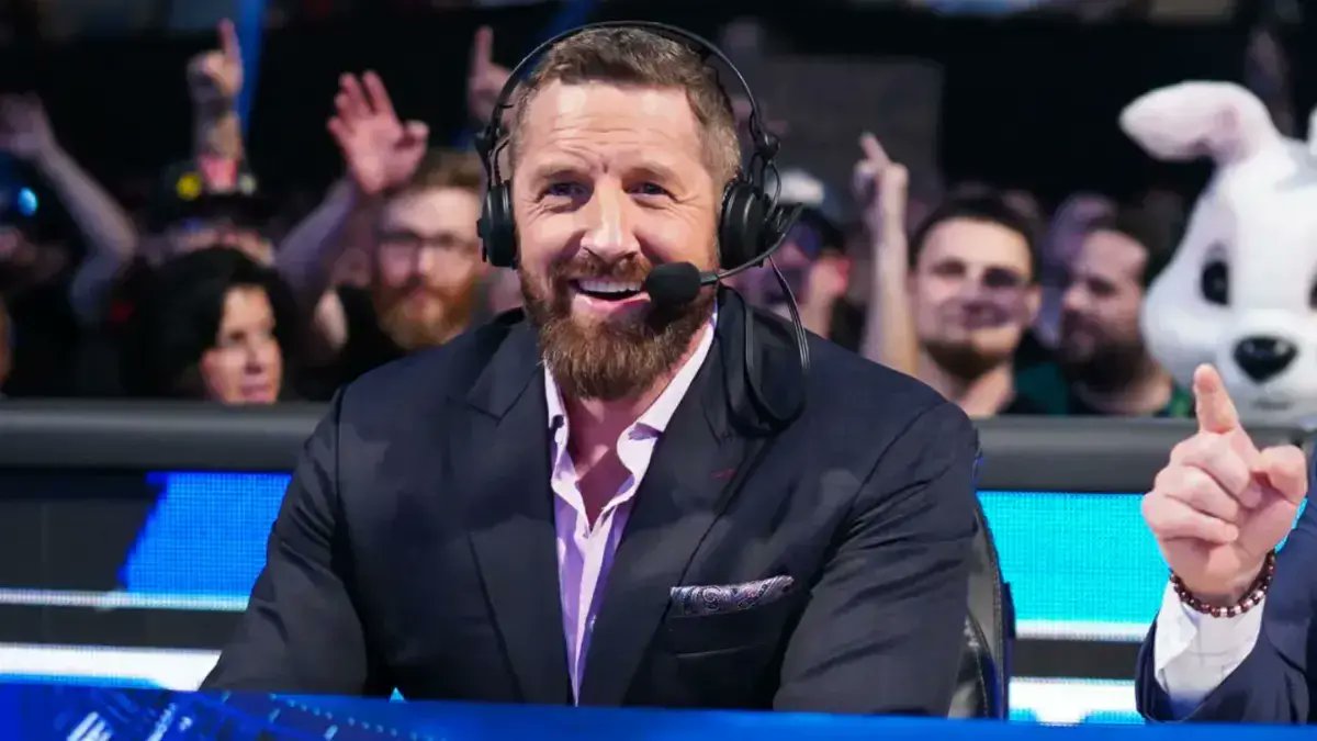 WrestleFeatures's tweet image. Wade Barrett is a FANTASTIC commentator. 

He has chemistry with every single person he's worked with since taking on the role.

What a gem.